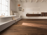 Pavimento in vero legno nel bagno con frontali in parquet abbinati.